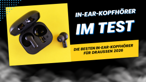 Schwarze kabellose In-Ear-Kopfhörer mit Ladecase auf gelbem Hintergrund und deutschem Titel zum Kopfhörervergleich.